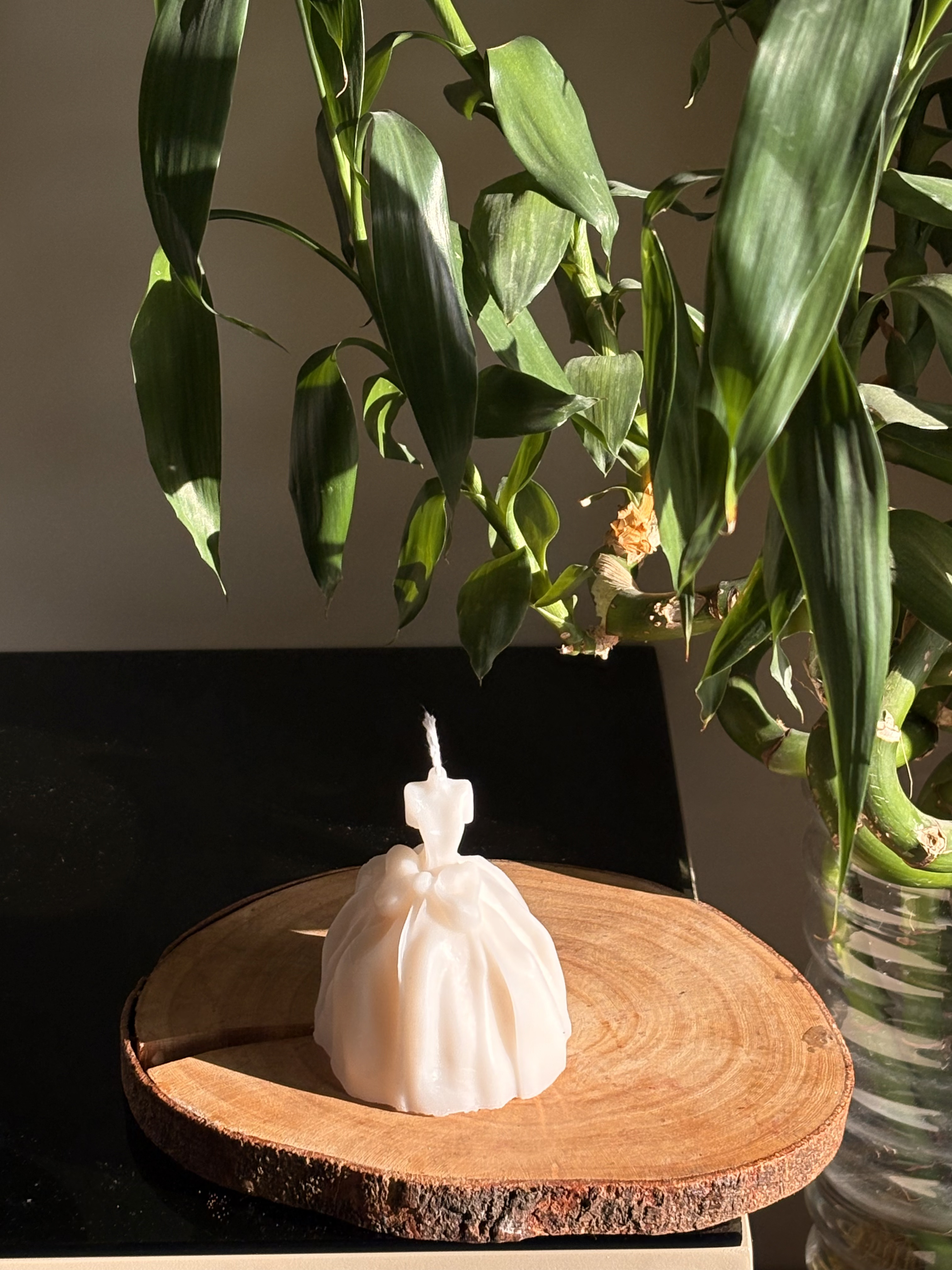 Sculpted Dress Candle 🤍